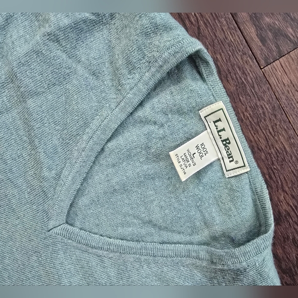 Women's LL Bean soft Aqua wool v-neck sweater - Picture 4 of 4